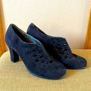Black high heels, size US 7. Aerosoles brand. 2 1/2 inch heel, suede texture.